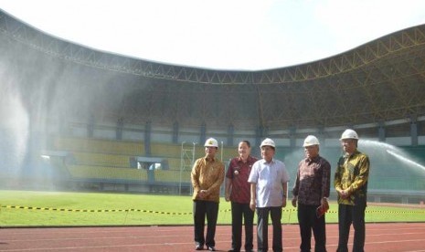 Wapres Jusuf Kalla meninjau persiapan Asian Games 2018 di Stadion Patriot Chandrabaga, Kota Bekasi, Jawa Barat, Jumat (27/4).