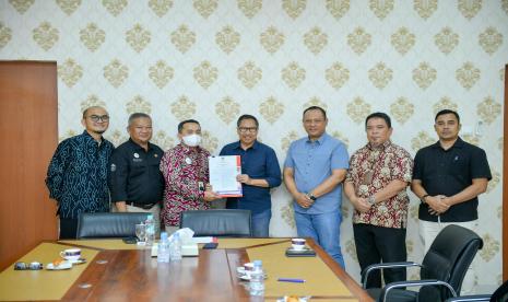 Pjs Bupati Indramayu, Dedi Taufik Kurohman dan Kepala BPJS Kesehatan Cabang Cirebon, Adi Darmawan