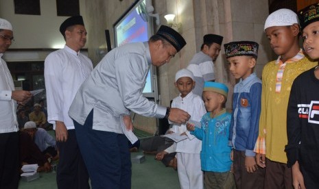 Pjs GM Nandang Kurnaedi dan Ketua BDI Diandoro Arifian menyerahkan santunan kepada 65 anak yatim perwakilan.