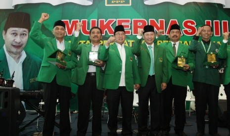 PJS Ketua Umum Partai Persatuan Indonesia (PPP) Muktamar Jakarta, Humphrey Djemat (ketiga kanan), Sekretaris Jenderal Partai Persatuan Indonesia (PPP) Sudarto (ketiga kiri) dan sejumlah kader Partai Persatuan Indonesia (PPP) Muktamar Jakarta saat membuka Mukernas III Partai Persatuan Indonesia (PPP) Muktamar Jakarta di Gedung Galeri, Jakarta, Kamis (15/11/2018). 