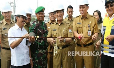 Pjs Wali Kota Palembang Akhmad Najib dengan didampingi Kepala Balai Besar Pembangunan Jalan Nasional (BBPJN) V Kementerian Pekerjaan Umum dan Perumahan Rakyat Zamharir Basuni menggunting pita meresmikan penggunan jalan layang atau fly over Keramasan dan simpang Bandara SMB II, Selasa (5/6).