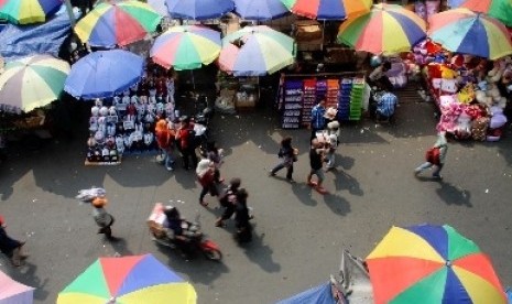 PKL (ilustrasi) Pemerintah Kabupaten Kudus, Jawa Tengah, mengizinkan pedagang kaki lima (PKL) berjualan pada hari bebas kendaraan bermotor atau car free day pada Ahad (29/5)/2022)