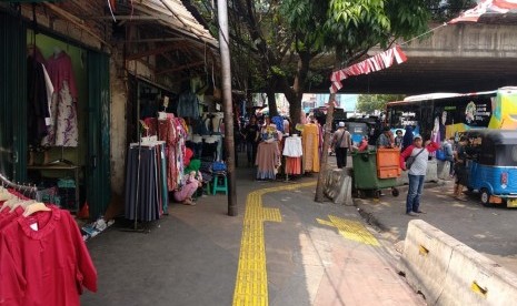 PKL (Pedagang Kaki Lima) serobot akses pedestrian di jalan Jatibaru Raya, Tanah Abang, Jakarta Pusat, Selasa (31/7).