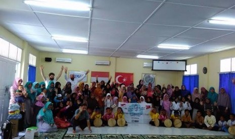 PKPU dan IHH Turki Berbagi Ceria dengan Anak Yatim di Aceh Besar.