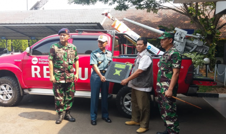 PKPU HI menyerakan bantuan untuk korban gempa Palu dan Donggala melalui Posko Bencana Koarmada I.