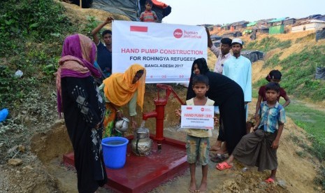 PKPU Human Initaitive (PKPU HI) bangun hand pump untuk pengungsi Rohingya.