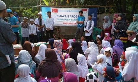 PKPU Human Initiative bekerja sama dengan Turkiye Diyanet Vakfi memberikan bantuan paket buka puasa dan paket lebaran untuk seribu anak yatim. 