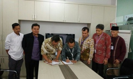 PKPU Human Initiative bersama Bank Muamalat Indonesia Tbk, tadatangani perjanjian kerja sama (MoU) tentang pengentasan masalah kemanusiaan di Kantor Pusat PKPU Human Initiative, Jumat (25/8).