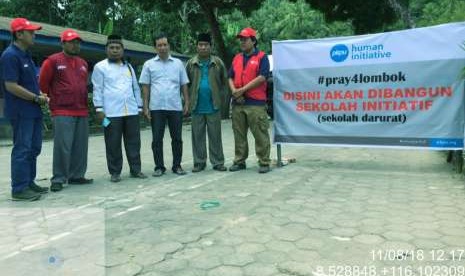 PKPU HUman Initiative bersama warga Lombok membangun sekolah darurat.