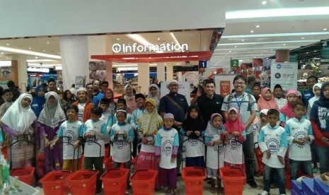 PKPU Human Initiative Cabang Jawa Tengah mengajak anak-anak yatim dhuafa belanja untuk kebutuhan mereka.