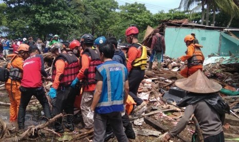 PKPU Human Initiative (HI) mengirimkan 11 personil untuk evakuasi dan assessmen di lokasi bencana di Banten.