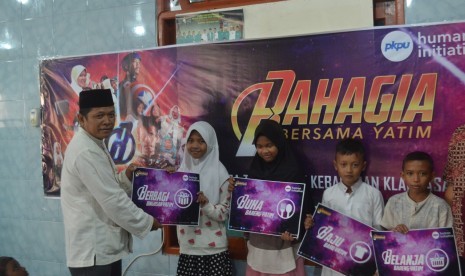 PKPU Human initiative Kaltim menyalurkan program Bahagia Bersama Yatim.