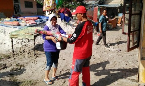 PKPU Human Initiative memberikan bantuan untuk korban banjir Belitung.