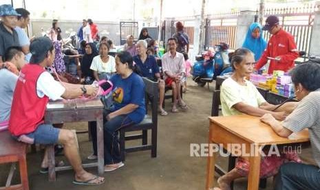 PKPU Human Initiative memberikan layanan kesehatan dan kebersihan kepada para korban gempa di Dusun Tembobor, Desa Sigar Penjalin, Kecamatan Tanjung, Kabupaten  Lombok Utara. 