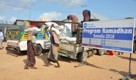 PKPU Human Initiative mendistribusikan paket makanan di Somalia.