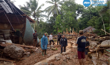 PKPU Human Initiative menerjukan tim membantu korban banjir bandang Tasikmalaya.