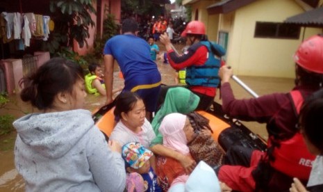 PKPU Human Initiative menerjunkan tim evakuasi banjir di wilayah Kelurahan Cipininag Melayu RW 03 dan 04 Kecamatan Makassar, Jakarta Timur, Selasa (21/2). 