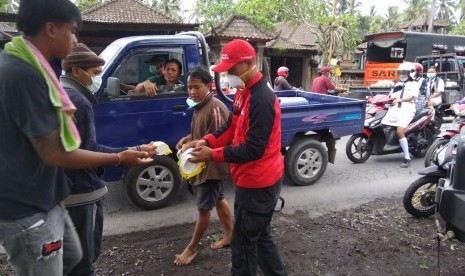 PKPU melakukan mobilisasi relawan lokal merespons kejadian erupsi Gunung Agung.