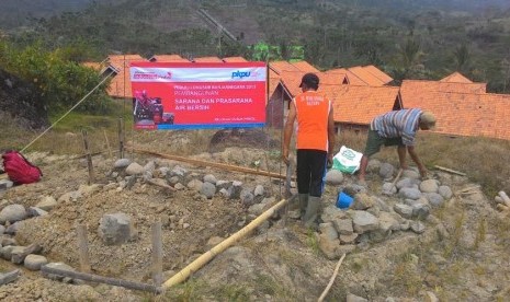 PKPU membantu air bersih dan kandang ternak untuk pengungsi Karang Kobar, Banjarnegara.