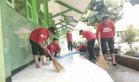 PKPU membantu bersih-bersih SD yang terkena banjir di Pacitan, Ahad (18/9).