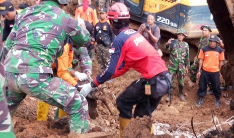 PKPU membantu evakuasi korban longsor di Ponorogo.