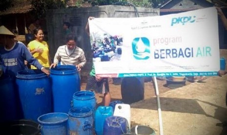 Salah satu kegiatan PKPU membantu penyediaan air bersih untuk menghadapi kekeringan.