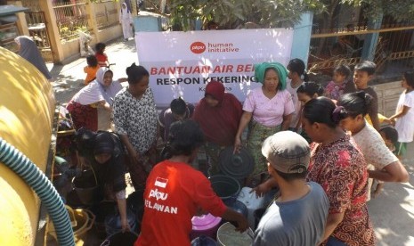 PKPU memberikan bantuan air bersih kepada warga Bima.