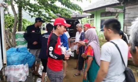 PKPU memberikan bantuan untuk korban terdampak banjir Padang.