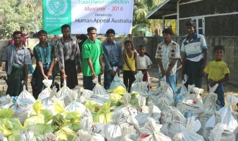 PKPU mendistribusikan bantuan untuk pengungsi Rohingya.