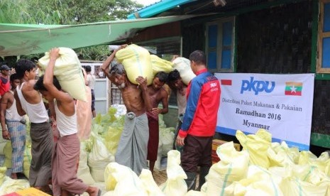 PKPU mendistribusikan paket makanan dan pakaian untuk pengungsi di Myanmar.