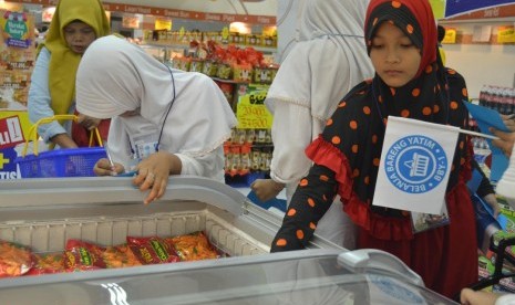 PKPU mengajak anak yatim belanja bareng di Balikpapan.