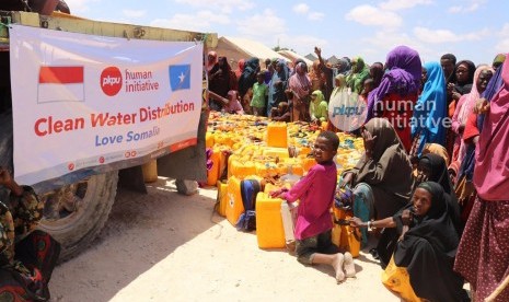 PKPU menyalurkan bantuan air ke Somalia.