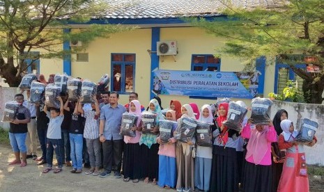 PKPU menyerahkan bantuan paket peralatan sekolah untuk anak yatim di Aceh.