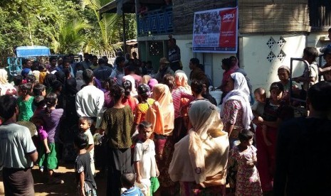 PKPU menyerahkan bantuan untuk pengungsi Rohingya.