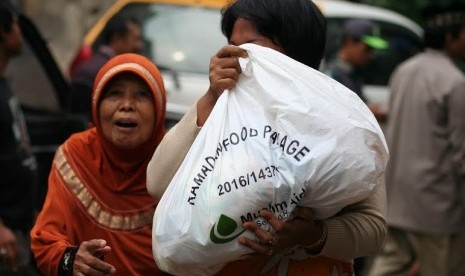 PKPU-Muslim Aid Indonesia berikan bantuan paket makanan di kampung pemulung di Cilandak.