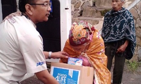 PKPU Salurkan Bantuan Program Food for Life kepada Warga Bromo