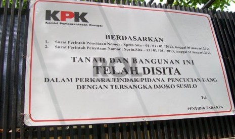   Plang berisi surat perintah penyitaan KPK yang dipasang di rumah milik tersangka Irjen Pol Djoko Susilo di Jl. Sam Ratulangi 16, Manahan, Banjarsari, Solo, Kamis (14/2).  (Republika/Edy Setiyoko)