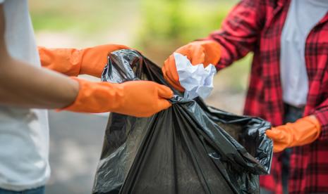 Kampanye sedekah sampah plastik yang merupakan bagian dari aksi nyata gerakan melindungi bumi dari sampah plastik.