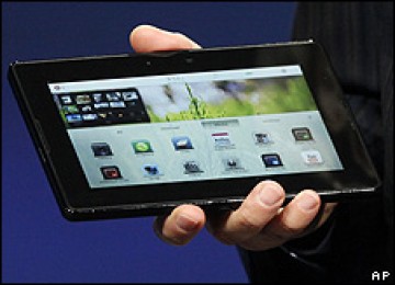 Playbook lebih kecil dan lebih ringan dibanding iPad buatan Apple.