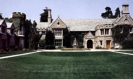 Playboy mansion milik Hugh Hefner.