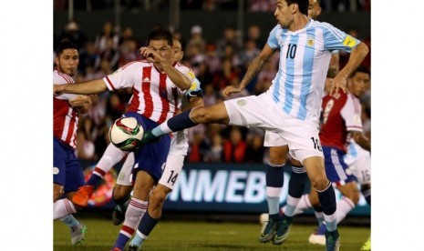 Player of Paraguay national team Pablo Aguilar (L) in action against Pastore (R) of Argentina national team during a qualifying match between Argentina and Paraguay for the World Cup in Russia 2018 at Defensores del Chaco Stadium in Asuncion, Paraguay, on 