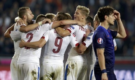 Players of the Czech Republic celebrate next to Daryl Janmaat of the Netherlands (R) after their Euro 2016 qualifying soccer match in Prague September 9, 2014.