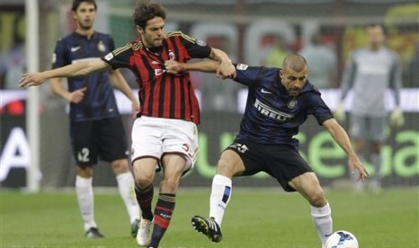 Playmaker AC Milan, Kaka, berebut bola dengan Bek Inter Milan, Walter Samuel, dalam laga Derby della Madonnina.