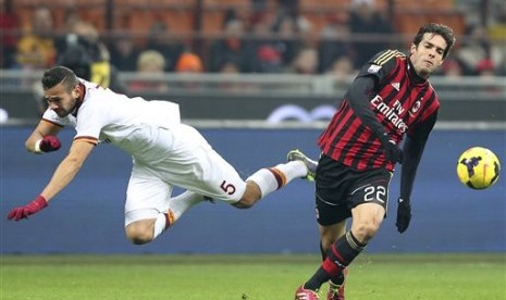 Playmaker AC Milan Kaka (kanan) berebut bola dengan bek AS Roma Leandro Castan (terjatuh).