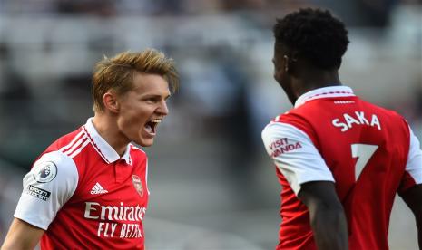 Playmaker Arsenal Martin Odegaard merayakan golnya ke gawang Newcastle UNited dalam lanjutan Liga Primer Inggris.