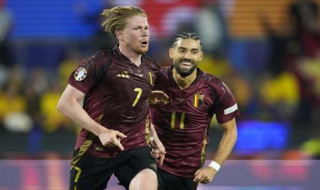 Playmaker Belgia Kevin De Bruyne  (kiri) merayakan gol bersama rekannya Yannick Carrasco dalam pertandingan Grup E Euro 2024 melawan Rumania di Cologne, Jerman, Ahad (23/6/2024) dini hari WIB.