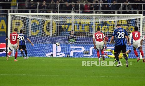 Playmaker Inter Milan Hakan Calhanoglou (kedua kiri) menjebol gawang Arsenal lewat tendangan penalti dalam pertandingan Liga Champions di Stadion Giuseppe Meazza, Milan, Kamis (7/11/2024) dini hari WIB. Inter menang 1-0.