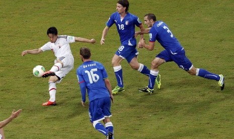 Playmaker Jepang Shinji Kagawa (kiri) saat mencetak gol ke gawang Italia di Piala Konfederasi 2013.