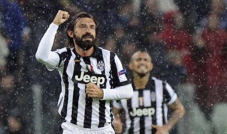 Playmaker Juventus, Andrea Pirlo, melakukan selebrasi usai menjebol gawang Olympiakos di laga Liga Champions di Stadion Juventus, Turin, Selasa (4/11). 