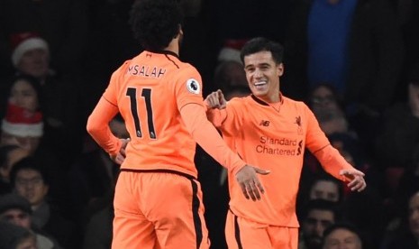 Playmaker Liverpoo, Philippe Coutinho (kanan) menunjuk Mohamed Salah yang menjadi kreator golnya ke gawang Arsenal.